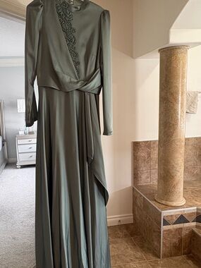 Elegant Olive Green Long Sleeve Evening Dress